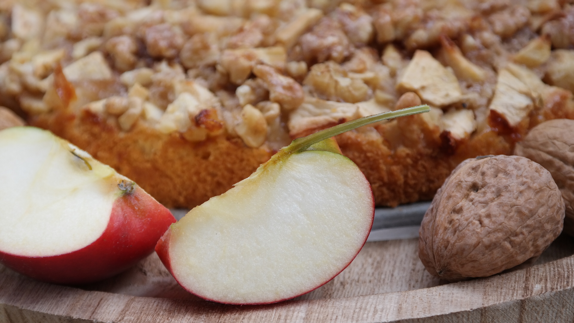Köstlicher Herbstbote: Apfel-Walnuss-Kuchen mit Zimtsirup – Annibackt