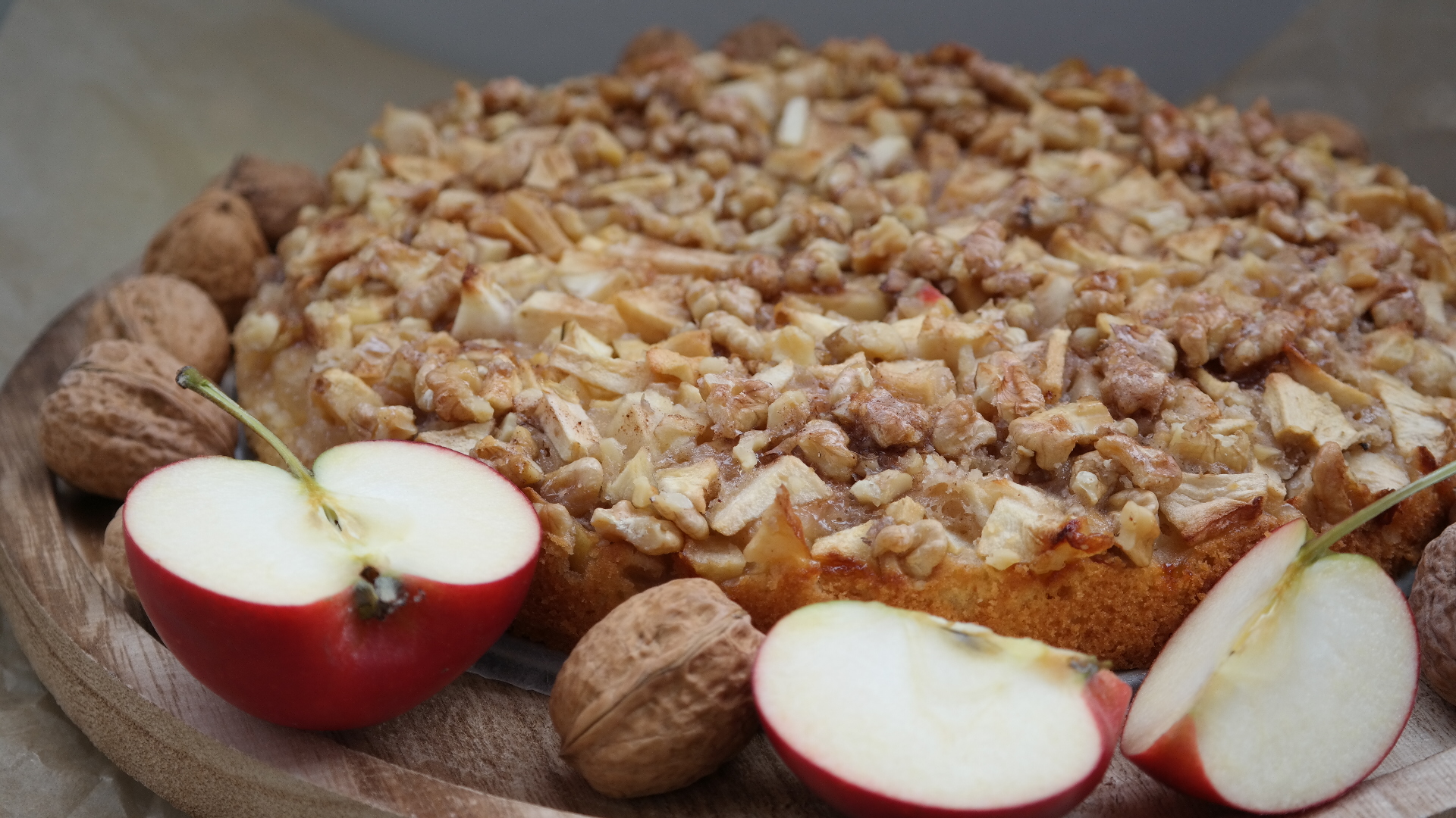 Köstlicher Herbstbote: Apfel-Walnuss-Kuchen mit Zimtsirup – Annibackt